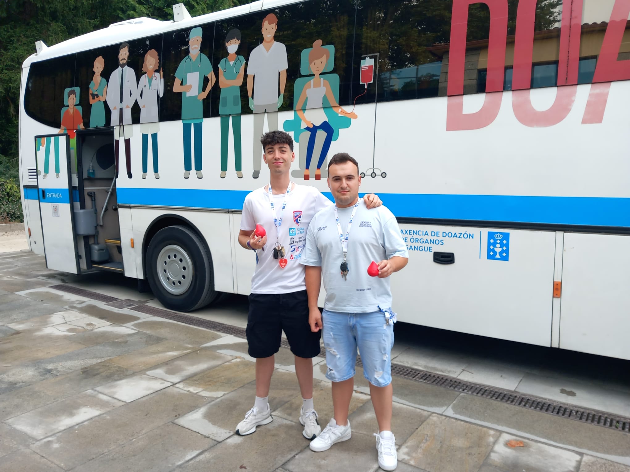 Visor Os organizadores do torneo de futbol fronte á unidade móbil